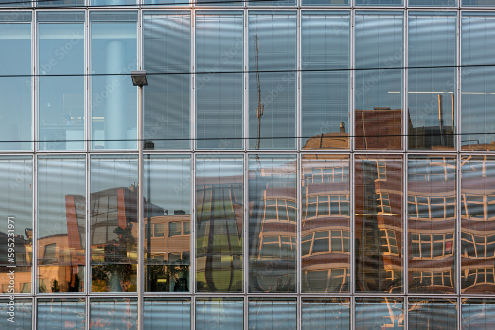 Obraz premium Reflection on window in the city