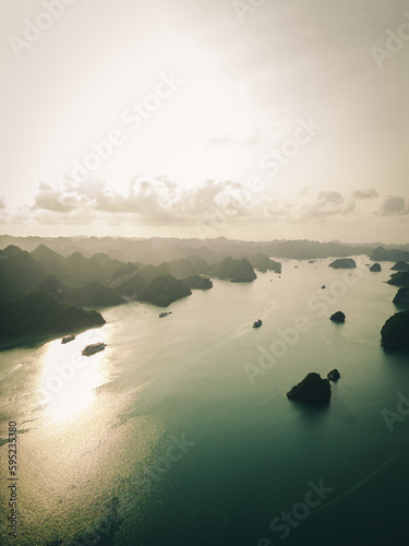 Slika na platnu sunset on ha long bay, vietnam