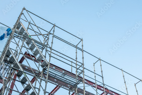 Obraz na płótnie ビル建築足場と落下防止柵Scaffolding fall protection sheet