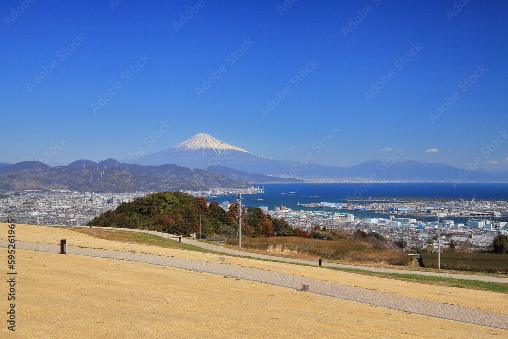 静岡県日本平から見る冠雪の富士山と駿河湾と茶畑の風景