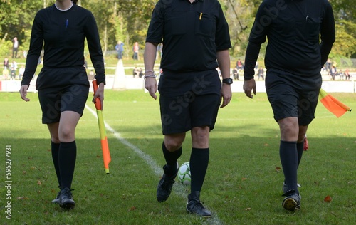 les trois arbitres femme hommes au football photo