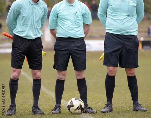 les trois arbitres au football