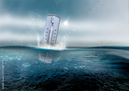 Thermometer im Wasser mit Horizont über Wasser