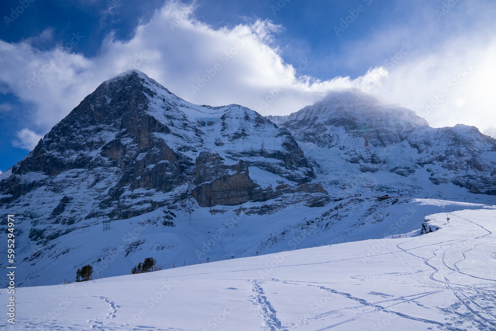 スイスアルプスの美しい雪山、雪山が続く山岳地帯、晴天の中の広大な雪原、世界的なスキー場,険しい山