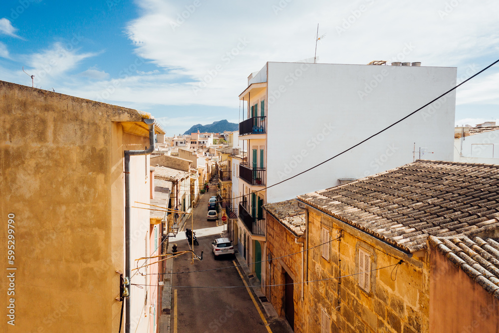 La ville d'Alcúdia à Majorque. Une ville espagnole des Baléares. Vue sur des  immeubles et des rues d'une ville espagnole. 
