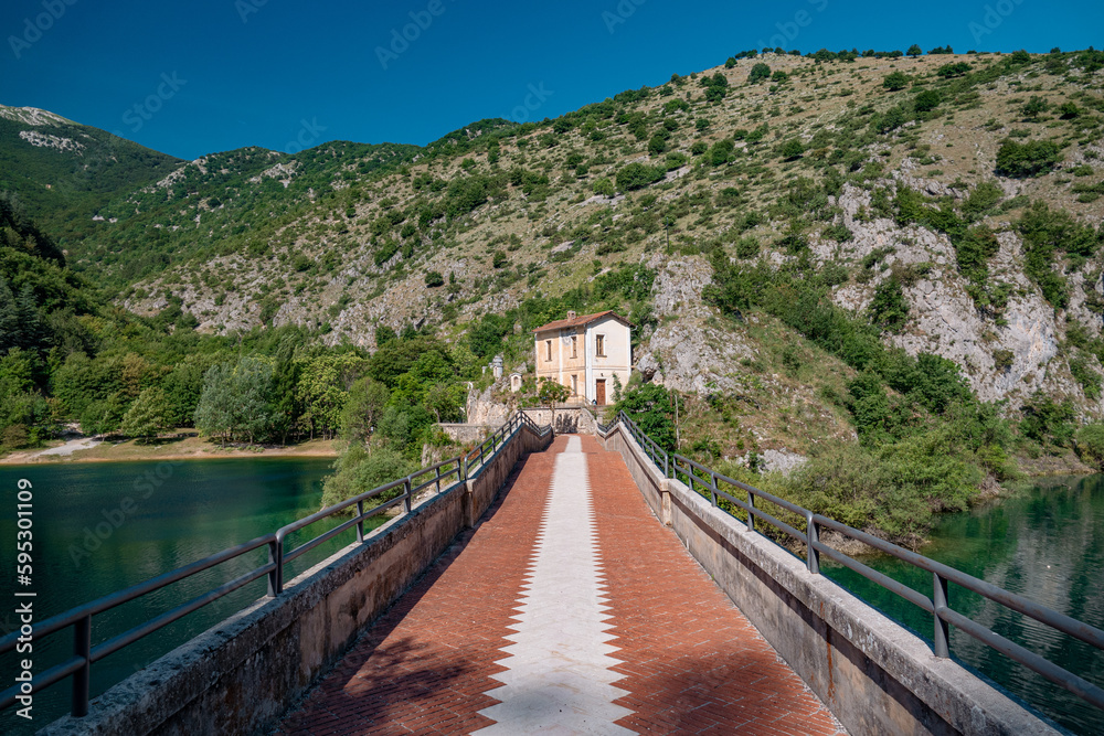 Lago di San Domenico ed Eremo di San Domenico vicino Villalago e Scanno in Abruzzo (Italia)