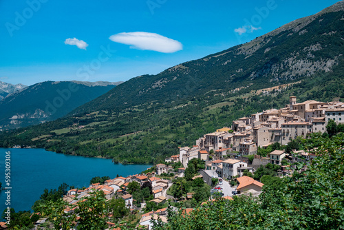 Scorcio di Barrea, villaggio in Abruzzo ai piedi del lago omonimo (Italia) photo