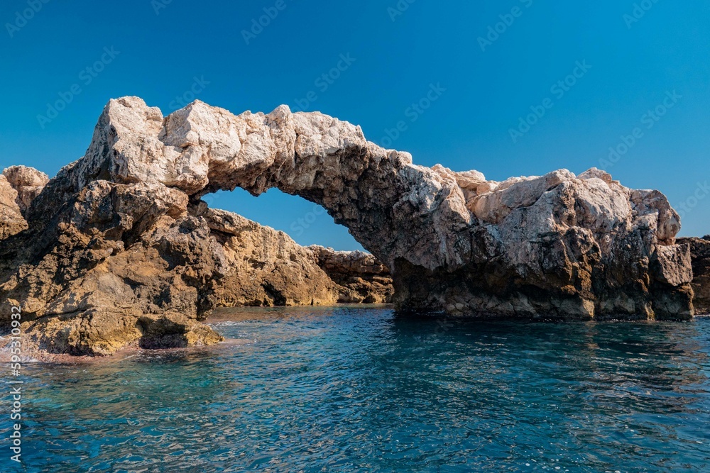 Esplorare la costa delle Isole Tremiti in barca e tuffarsi nel mare cristallino (Puglia, Italia)
