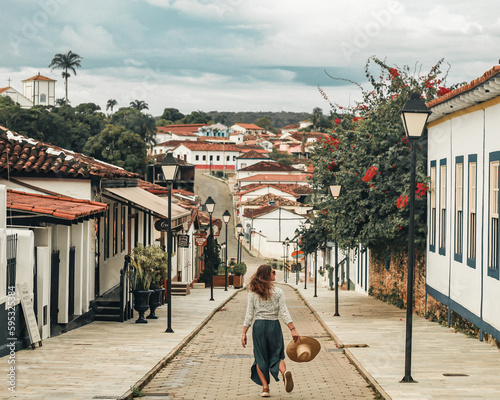 Turista caminhando nas ruas de Pirenópolis, Goiás  photo