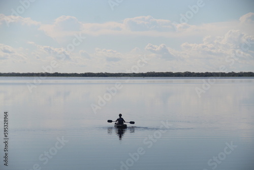 Turista remando na Baía de Siá Mariana, em Barão de Melgaço, pantanal mato-grossense 