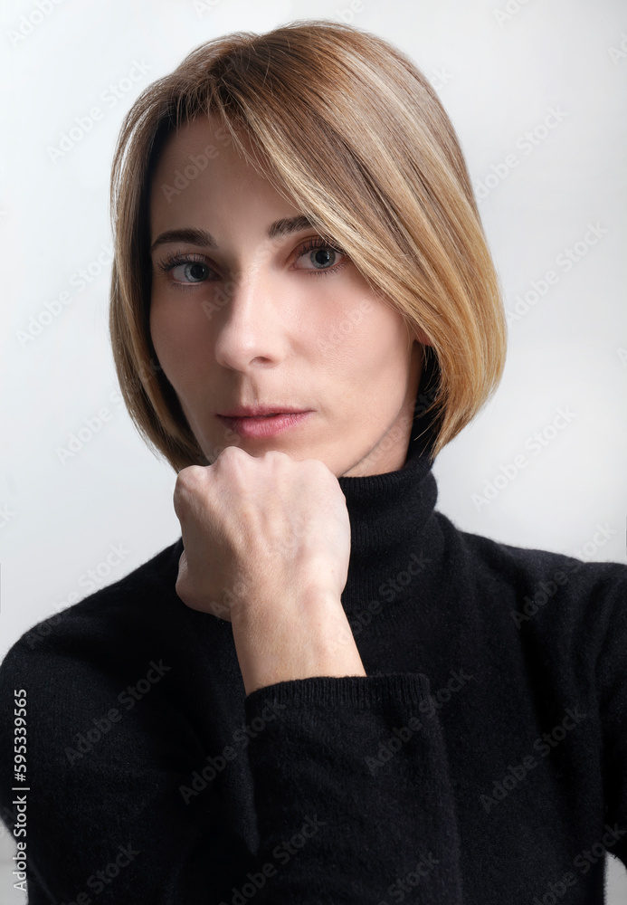 Biondina con pugno sotto il mento Biondina con pugno sotto il mento