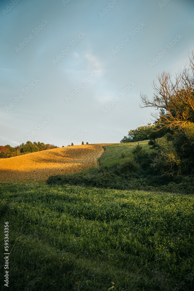 Obraz premium Beautiful and colorful orange sunset in Tuscany, Italy fields
