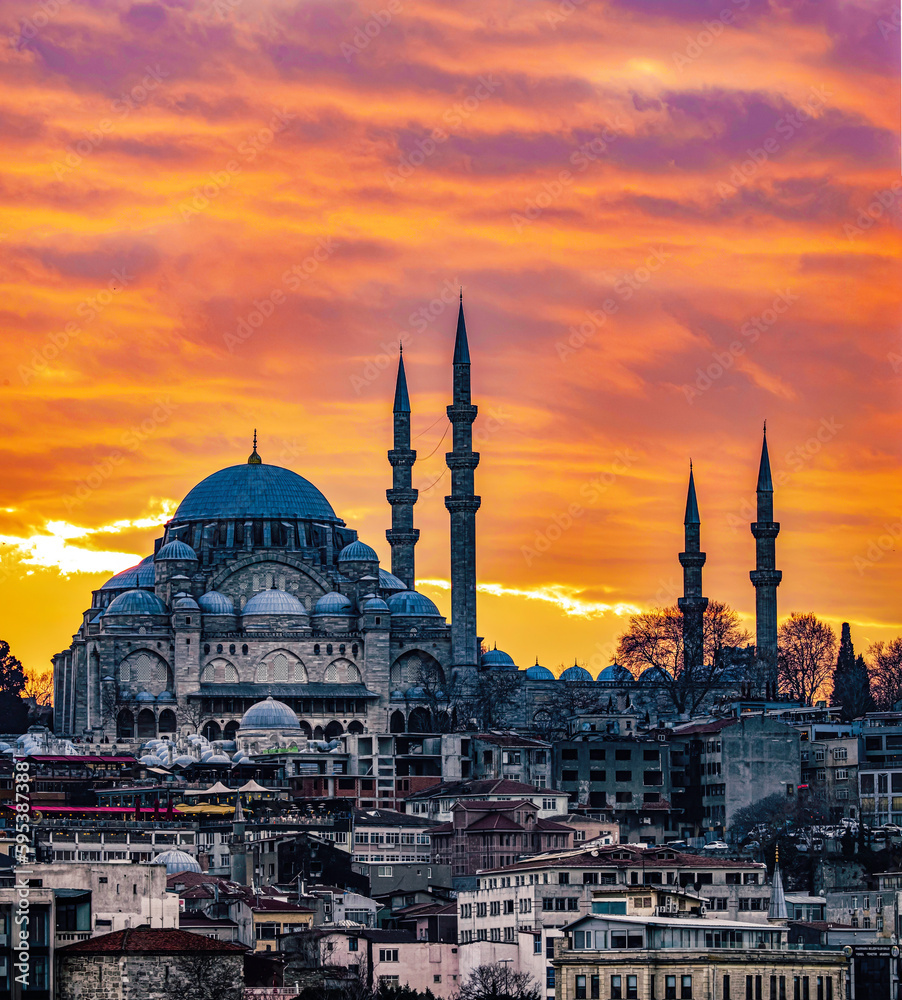 Fototapeta premium Sunset in Istanbul, Turkey with Suleymaniye Mosque (Ottoman imperial mosque). View from Galata Bridge in Istanbul. TURKEY