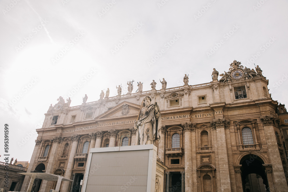 Obraz premium Looking up at the statue of Saint Peter in Vatican City
