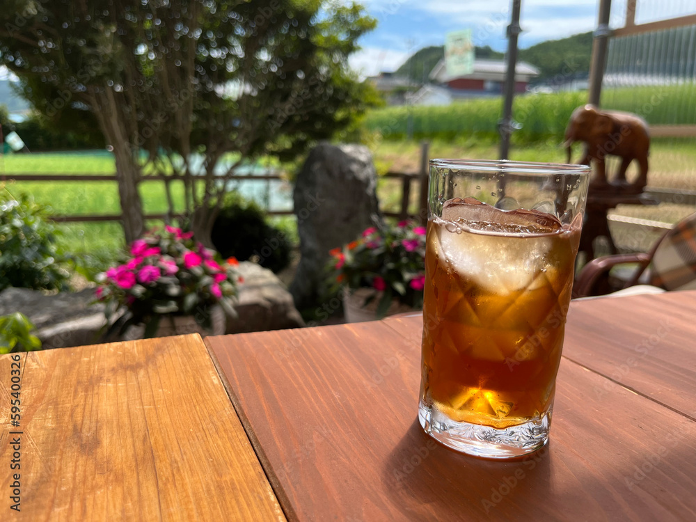 グラスに入った冷たい麦茶 グラスに入った冷たい麦茶