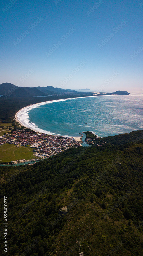 Fototapeta premium Paisagem Ilha Tropical Lagoa Conceição Florianópolis Floripa Santa Catarina Lago Mar Oceano Atlântico Natureza Verde Céu Sol Verão Veraneio Férias Viagem Viajar Cidade Sul Brasil Mata Atlântica Barcos