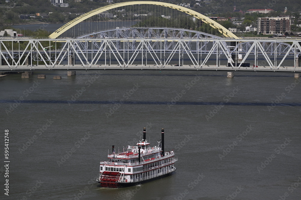 Fototapeta premium CINCINNATI BRIDGES & DINNER CRUISE BOATS