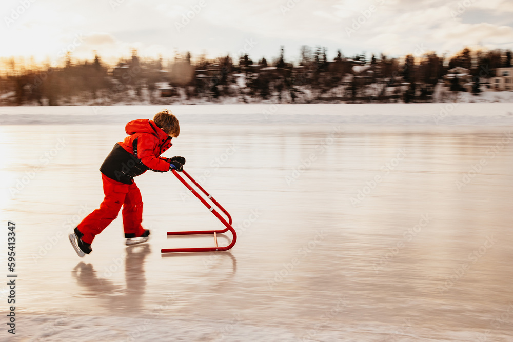 Obraz premium Child learning to skate