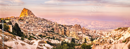 Fotografía Uchisar Castle panorama as viewed from Pigeon Valley at sunset