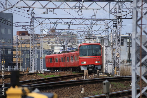 線路の上を走る赤い電車