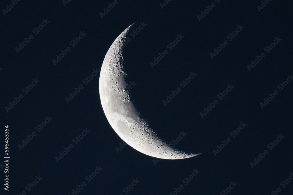 luna en fase de luna creciente, con el detalle de algunos crateres luna en fase de luna creciente, con el detalle de algunos crateres