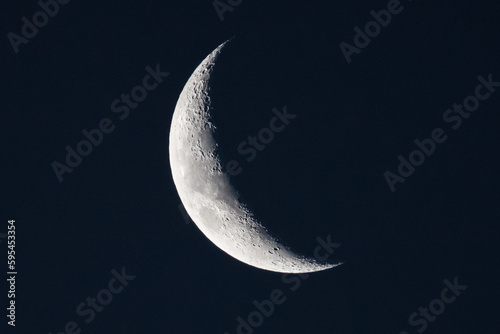 luna en fase de luna creciente, con el detalle de algunos crateres
