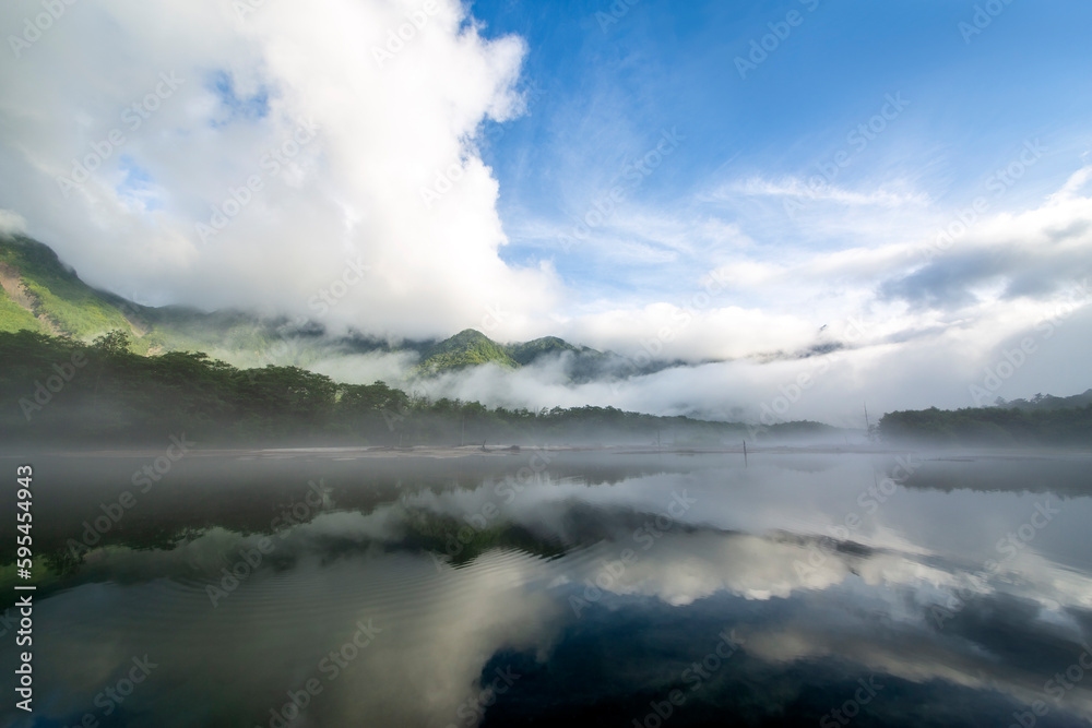 Obraz premium 水面に映る上高地の山々、大正池
