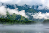 雲と霧に霞む早朝の上高地と大正池
