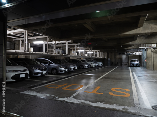 夜の駐車場に停められた自動車 © suteyama
