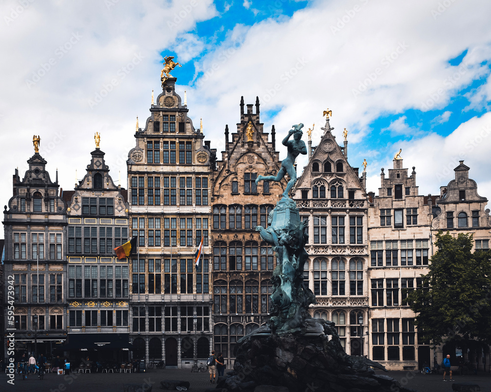 Obraz premium Brabo Fountain sculpture in Antwerp square