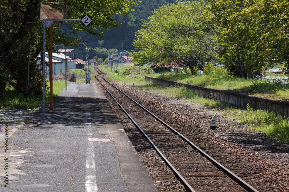 Fototapeta premium 日本の岡山県真庭市の春の月田駅