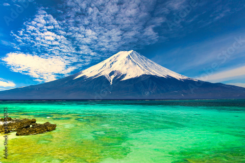 美しいサンゴ礁の海と富士山・合成写真
