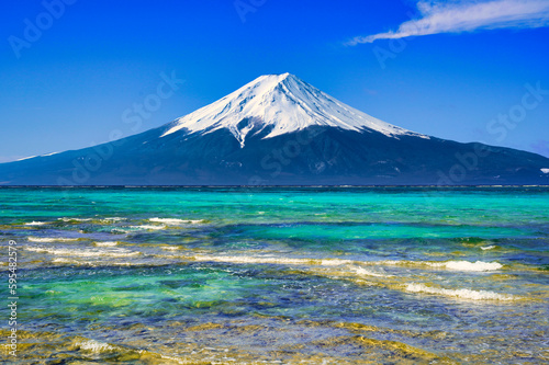 美しいサンゴ礁の海と富士山・合成写真