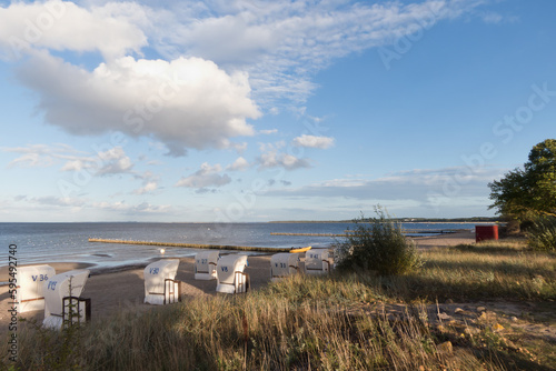 naturbelassene Küste mit traditionellen Strandkörben an der deutschen Ostsee