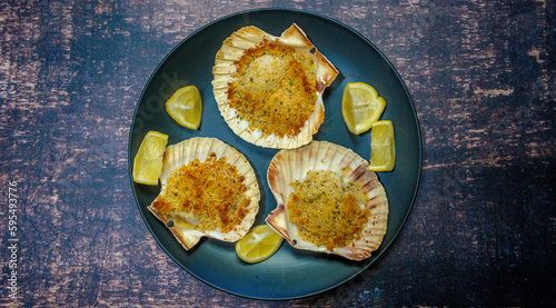 scallops au gratin cooked in the oven with parsley and lemon
