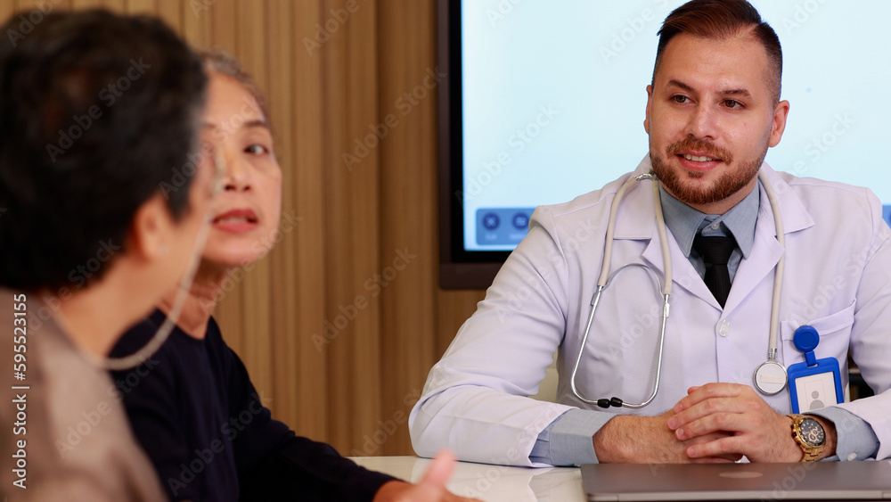 Fototapeta premium doctor talking to senior patient