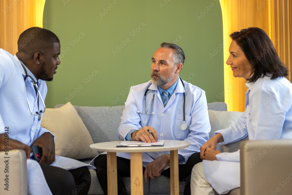 Obraz premium Group of professional medical doctor team meeting training medical in uniform working discussing and talk with patients record, teaching medic team, sit in hospital.health medical care concept