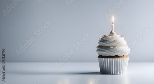 Pastel de magdalena con nata y una vela para celebraciones de feliz cumpleaños en la pastelería con fondo blanco