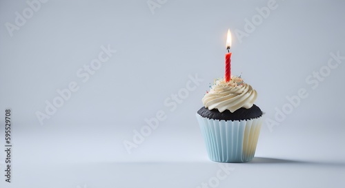 Pastel de magdalena con nata y una vela para celebraciones de feliz cumpleaños en la pastelería con fondo blanco
