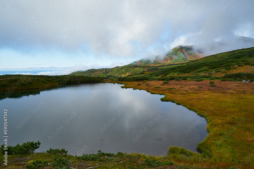 北海道　旭岳の紅葉　鏡池と裾合平
