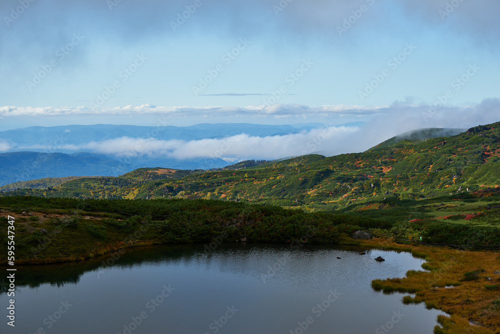 北海道　旭岳の紅葉と鏡池
