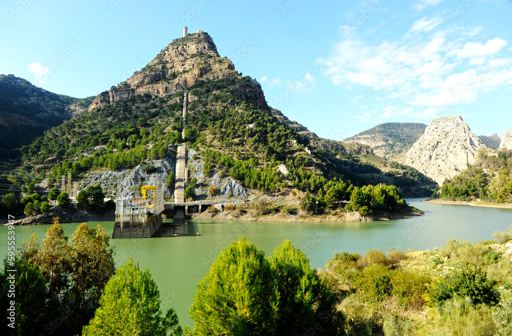 Central hidroeléctrica reversible o de bombeo del Chorro. Embalse del Tajo de la Encantada, provincia de Málaga, Andalucía, España. Energía eléctrica renovable