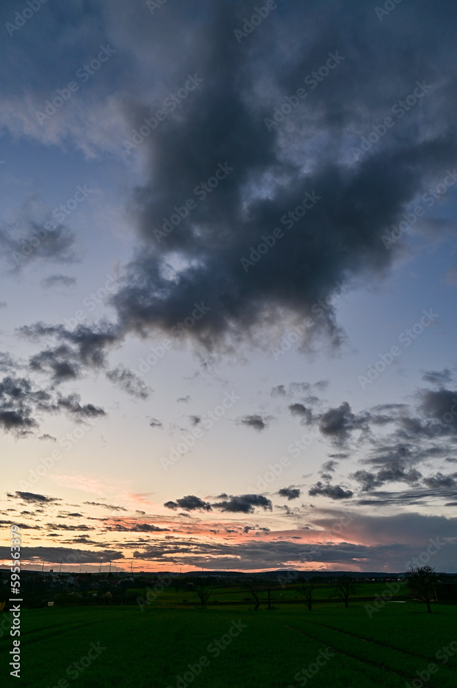 Sonnenuntergang mit Himmelsröte am Himmel Schweinfurt, Franken, Bayern, Deutschland