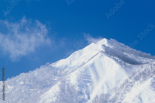 雪山と青空のコントラストが美しい雪景色