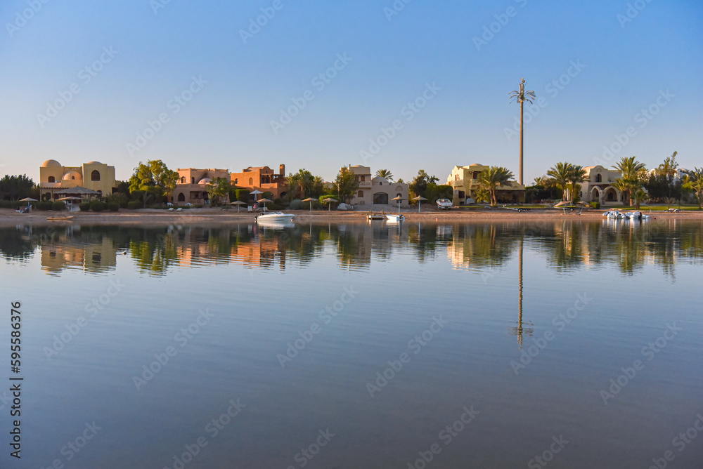 Häuser im nubischen Stil in El Gouna, Ägypten,, die sich im Wasser der Lagune spiegeln