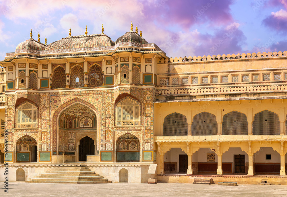 Obraz premium Amber Fort illuminated by warm light of the rising sun . Famous Rajasthan landmark, India