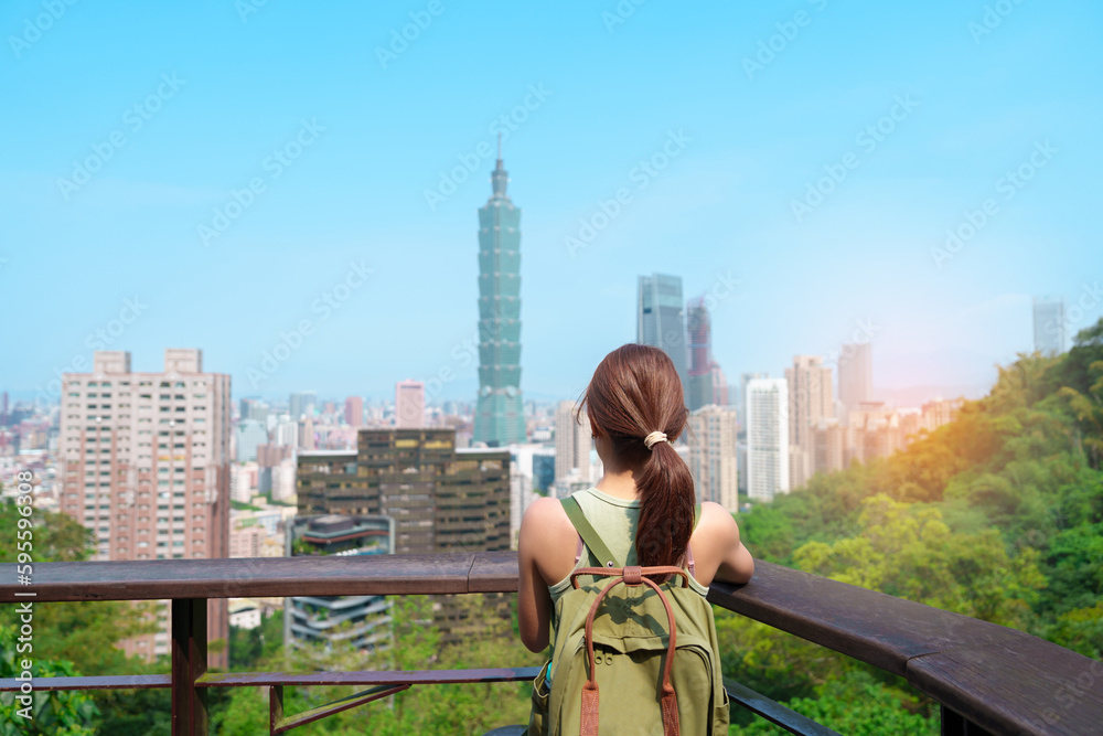 Naklejka premium woman traveler visiting in Taiwan, Tourist looking Taipei City during sightseeing and hiking at Elephant Mountain or Xiangshan, landmark and popular attractions. Asia Travel, vacation and Trip concept