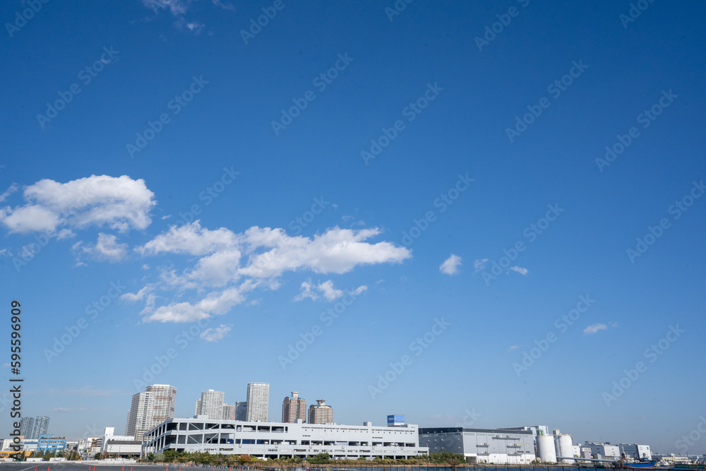 快晴の秋空に、東京湾岸から東雲駅方向を眺望する