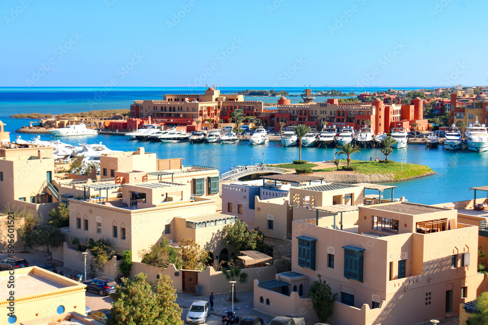 Boote und Jachten sowie Häuser im nubischen Baustil in der Marina von El Gouna, Ägypten. 