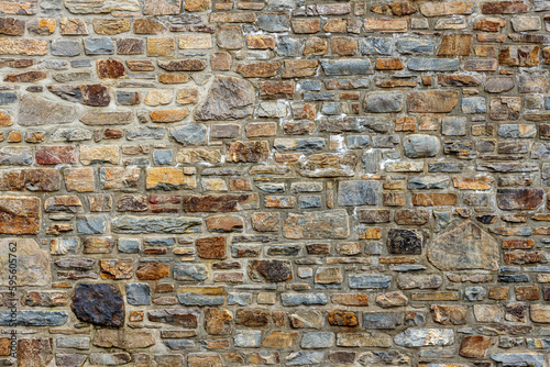 Wand aus Natursteinen als Hintergrundmotiv.